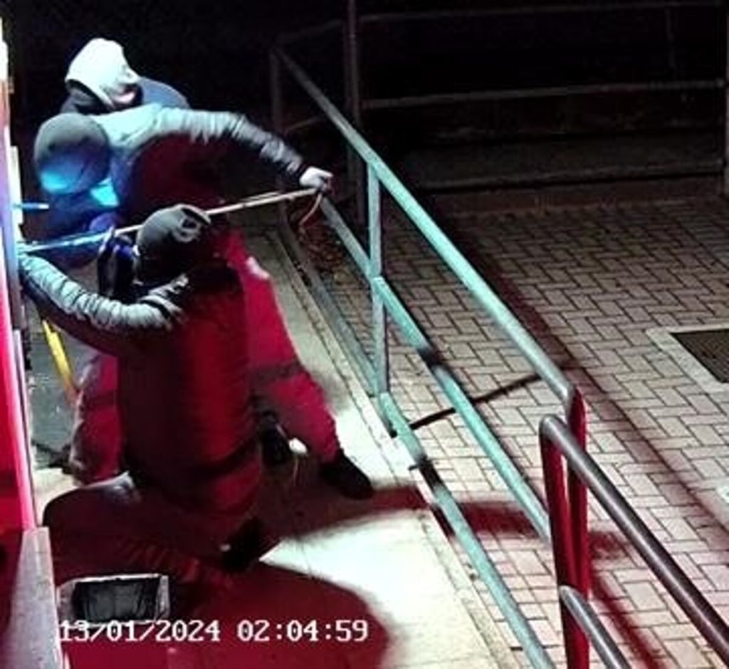 Tentato furto al Postamat, il sistema di videosorveglianza mette in fuga i ladri