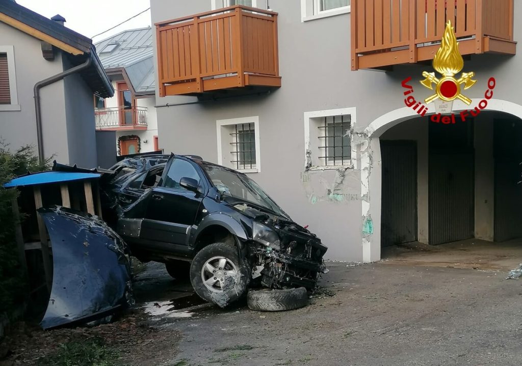 Perde il controllo dell'auto che finisce contro un muro, ferito il conducente