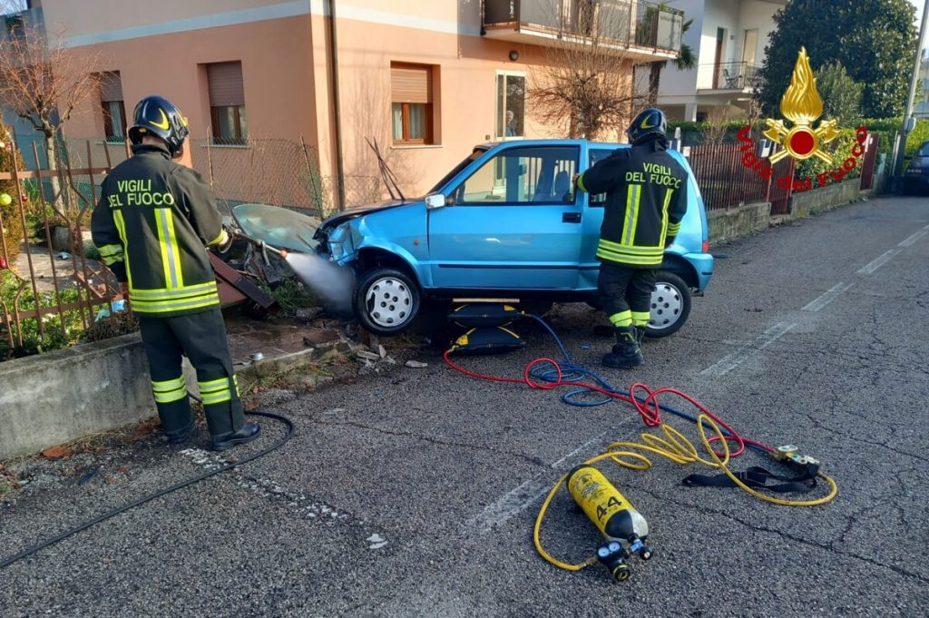 Malore fatale, si schianta con l'auto contro una ringhiera: muore anziana