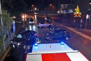 Schianto tra due auto, ferita una donna (VIDEO)