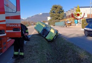 Auto esce di strada e finisce nel fosso: ferita la conducente
