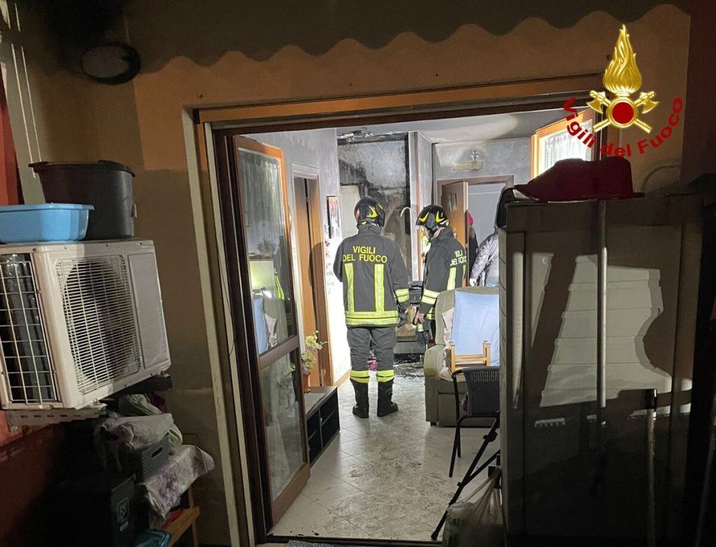 Rogo nell'appartamento, anziana e il suo barboncino salvati dai vigili del fuoco