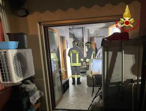 Rogo nell'appartamento, anziana e il suo barboncino salvati dai vigili del fuoco