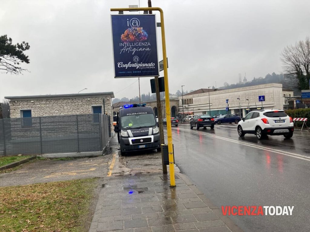 Investito sulle strisce pedonali, ferito un ragazzo: il problema traffico in viale Milano