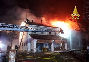Fiamme dalla canna fumaria, brucia il tetto di un'abitazione
