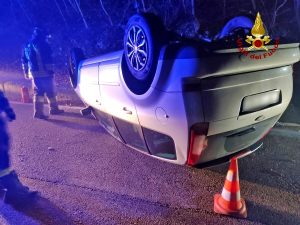 Auto finisce rovesciata, ferite due giovani donne