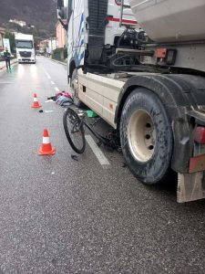 Investito da un'autoarticolato, grave ciclista 46enne