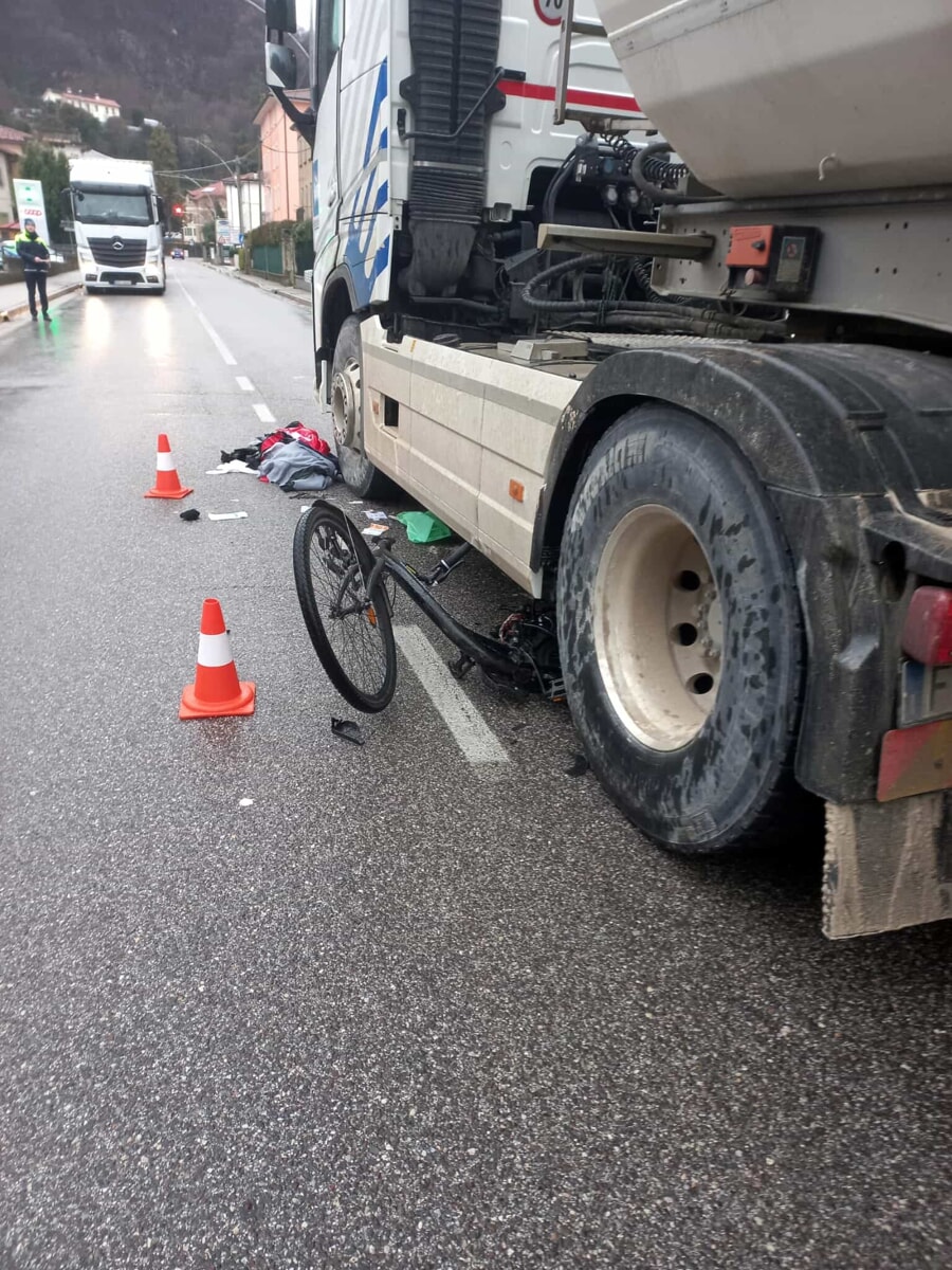 Investito da un'autoarticolato, grave ciclista 46enne