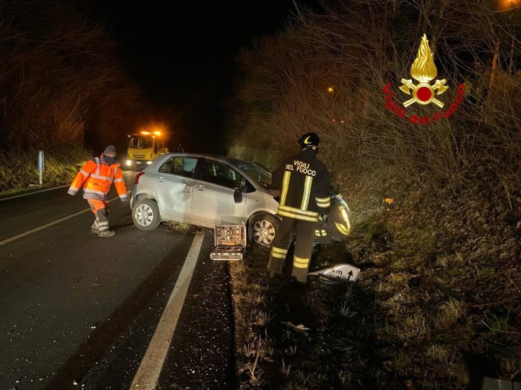 Esce di strada con l'auto e finisce contro una pietra miliare rompendo il serbatoio, strada chiusa per due ore