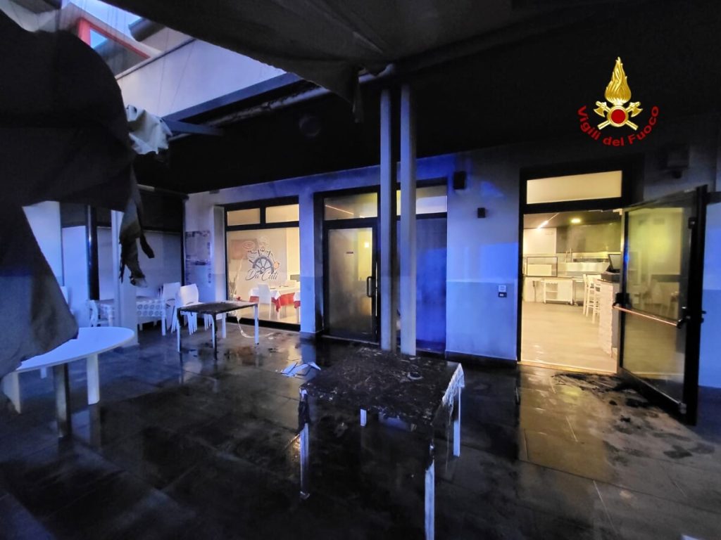 Due incendi nella notte, colpite pizzerie a pochi chilometri di distanza (VIDEO)