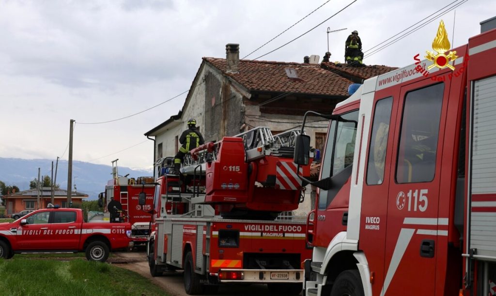 Incendio di un camino rischia di estendersi al tetto in legno, l'intervento dei vigili del fuoco (VIDEO)