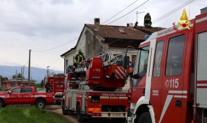 Incendio di un camino rischia di estendersi al tetto in legno, l'intervento dei vigili del fuoco (VIDEO)