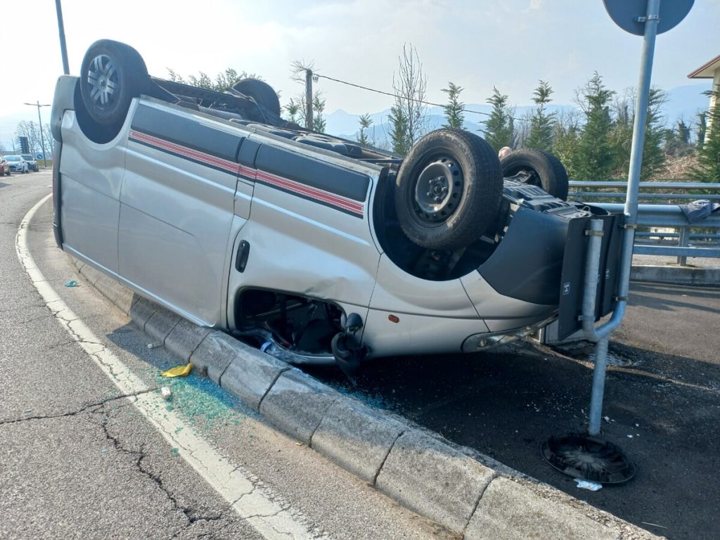 Schio, tre incidenti in un giorno: in uno schianto un furgone si è ribaltato
