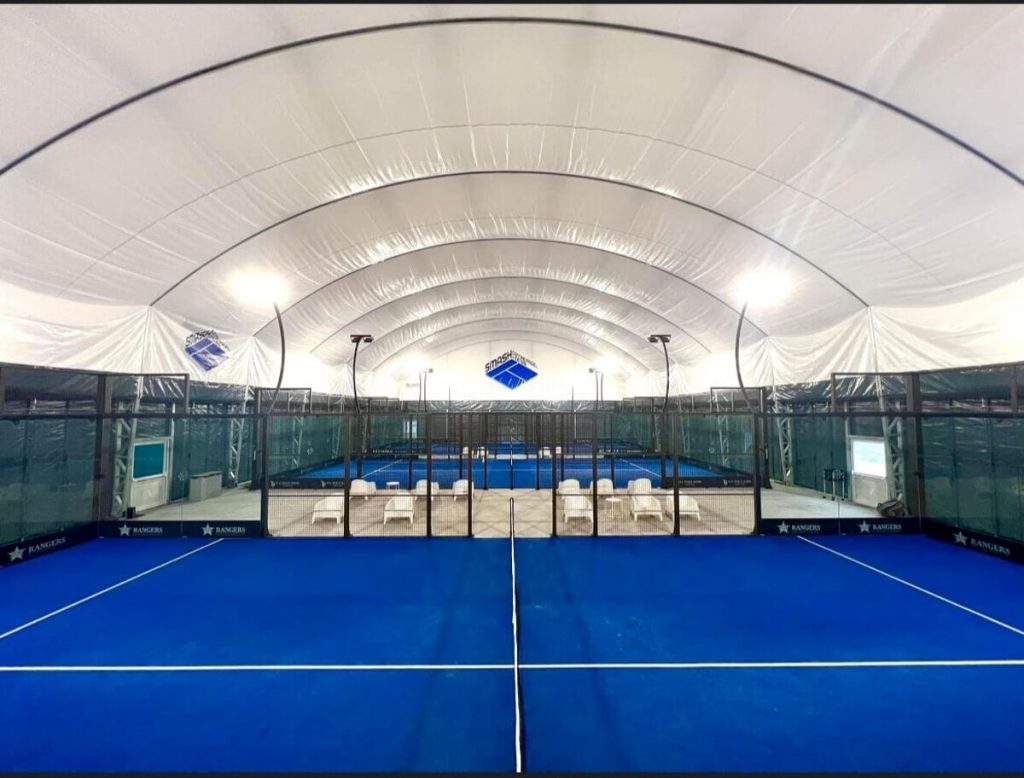 Copertura definitiva dei campi da padel, sì della giunta grazie ai pannelli fonoassorbenti
