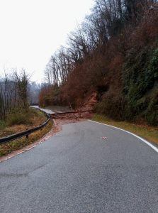 Frana sulla carreggiata, strada Provinciale chiusa al traffico