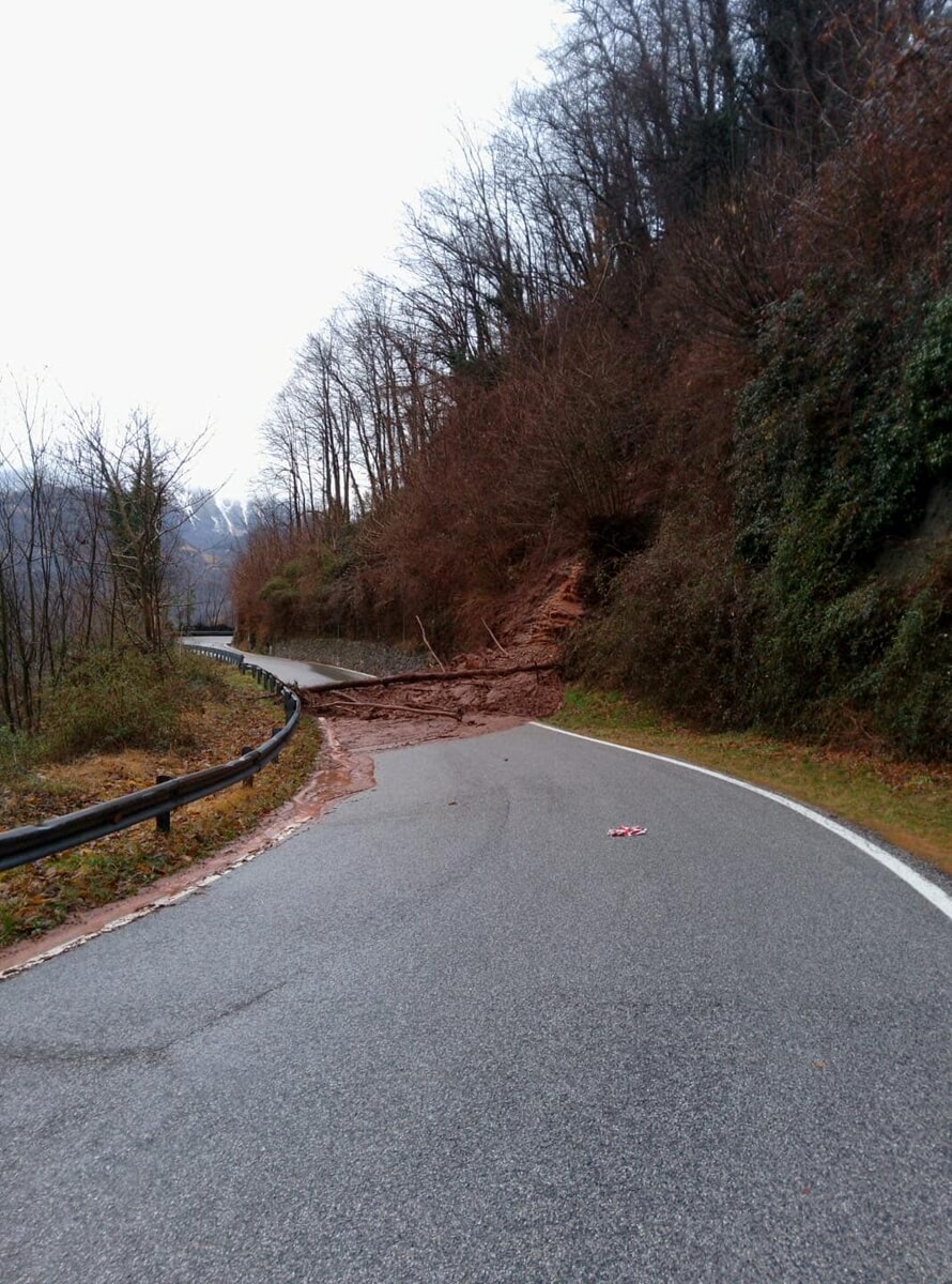 Frana sulla carreggiata, strada Provinciale chiusa al traffico