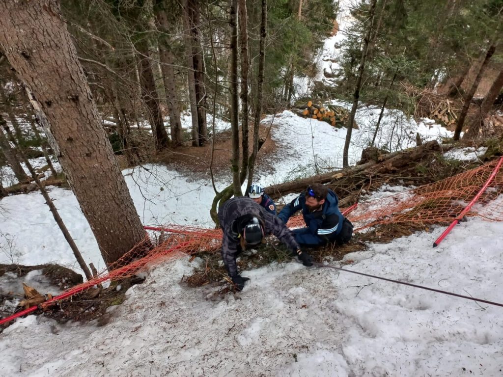 Incidente sugli scii: 12enne esce di pista e finisce nella scarpata