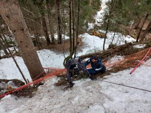 Incidente sugli scii: 12enne esce di pista e finisce nella scarpata