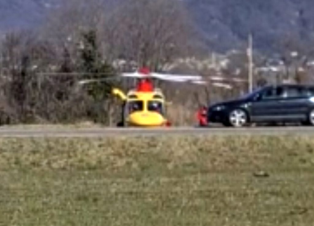 Schianto sulla Feltrina, motociclista contro un'auto: ferito in ospedale