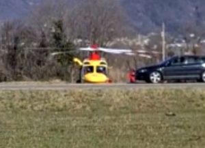 Schianto sulla Feltrina, motociclista contro un'auto: ferito in ospedale