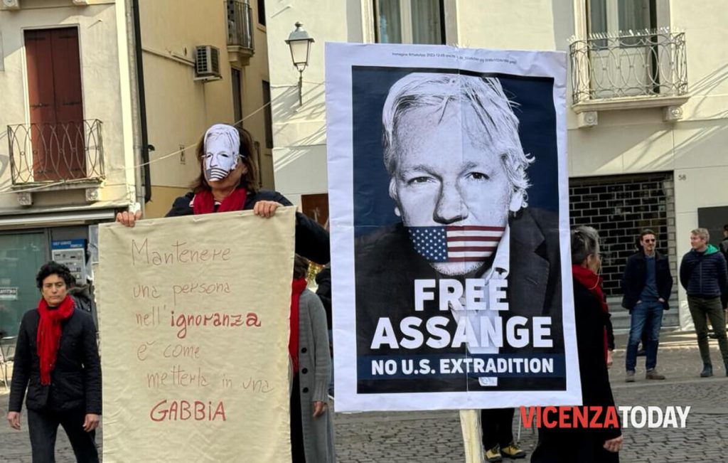 «Cittadinanza onoraria per Assange»