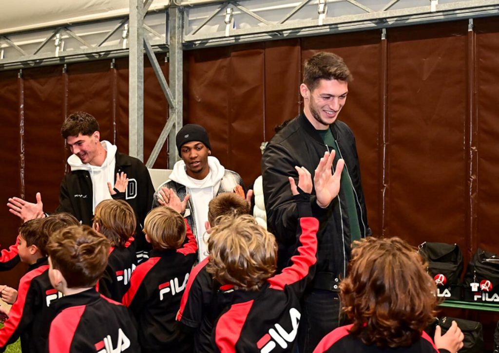 LR Vicenza: alcuni calciatori hanno fatto visita ai piccoli amici della scuola calcio biancorossa