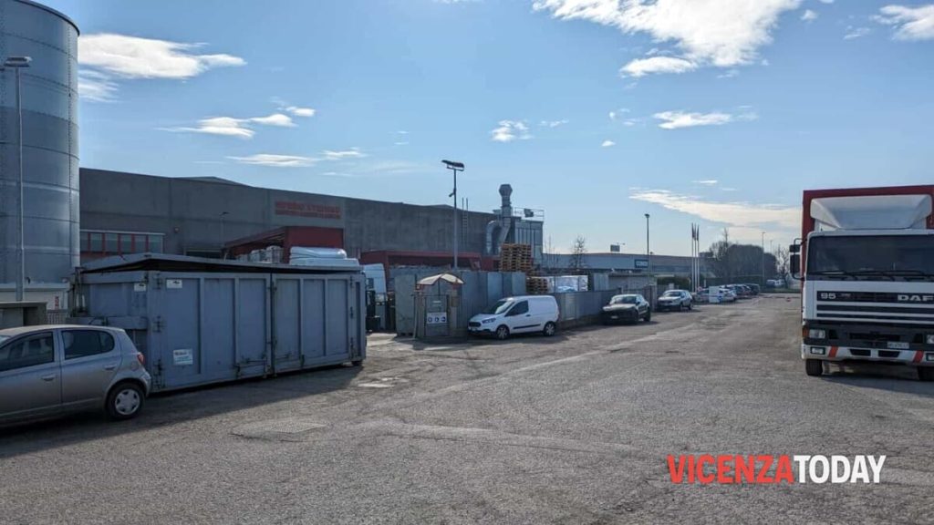 Camionista trovato morto in zona industriale: inutilli i soccorsi