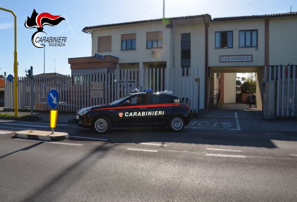 Lite in famiglia, 22enne accoltellato: gravissimo in ospedale