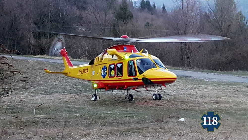 Cade dalla finestra e fa un volo di 4 metri: elitrasportata al San Bortolo in codice rosso