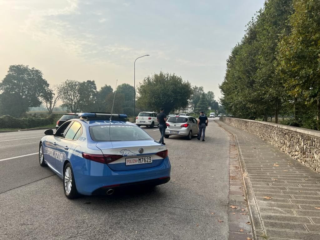 Forza l'ingresso dell'ex-Inail, la polizia lo trova con due coltellini: denunciato 34enne