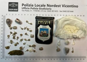 Viavai sospetto, interviene la Locale: pusher in manette