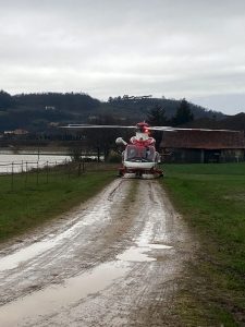 Intrappolati all'interno del bacino di laminazione, salvati con l'elicottero dei vigili del fuoco