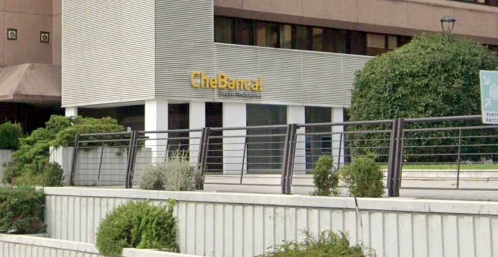 Buttato a terra e rapinato al bancomat da una coppia, denunciata una 46ennne