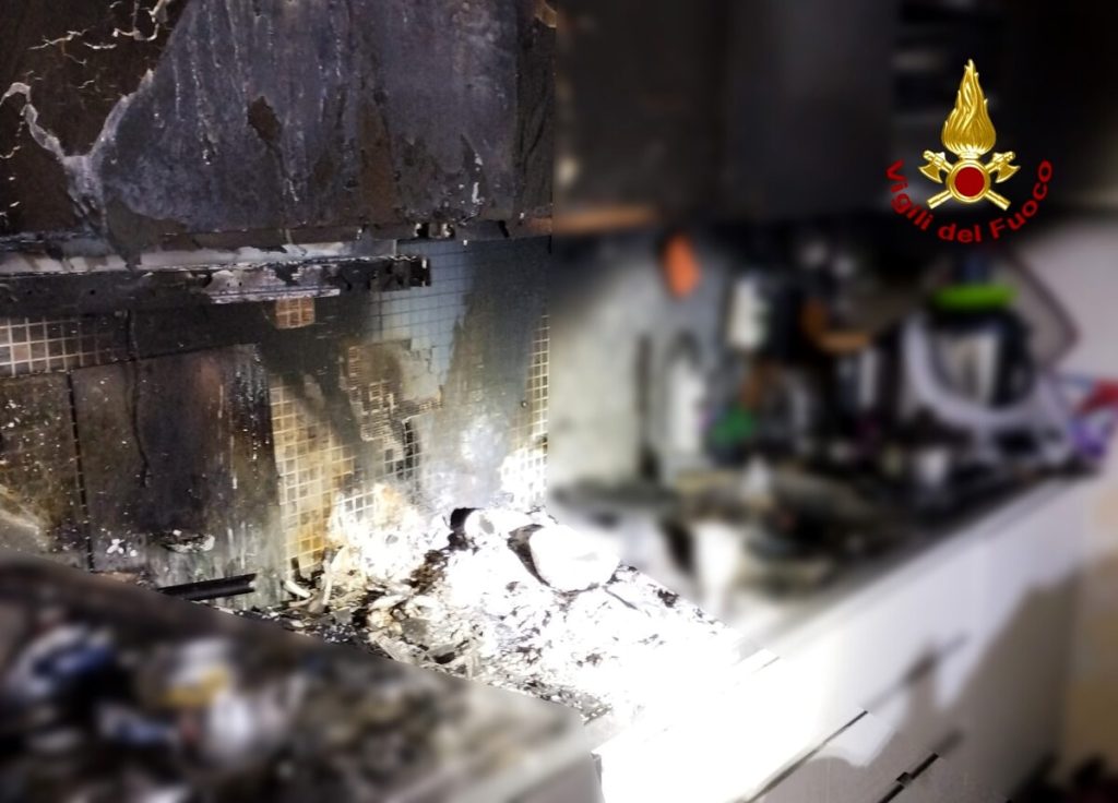 Scoppia l'incendio in condominio: morto un cane, intossicata la padrona