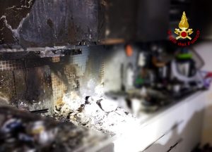 Scoppia l'incendio in condominio: morto un cane, intossicata la padrona