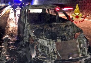 L'auto va a fuoco, il conducente scende appena in tempo