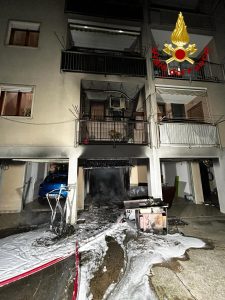 Garage in fiamme, evacuato il condominio