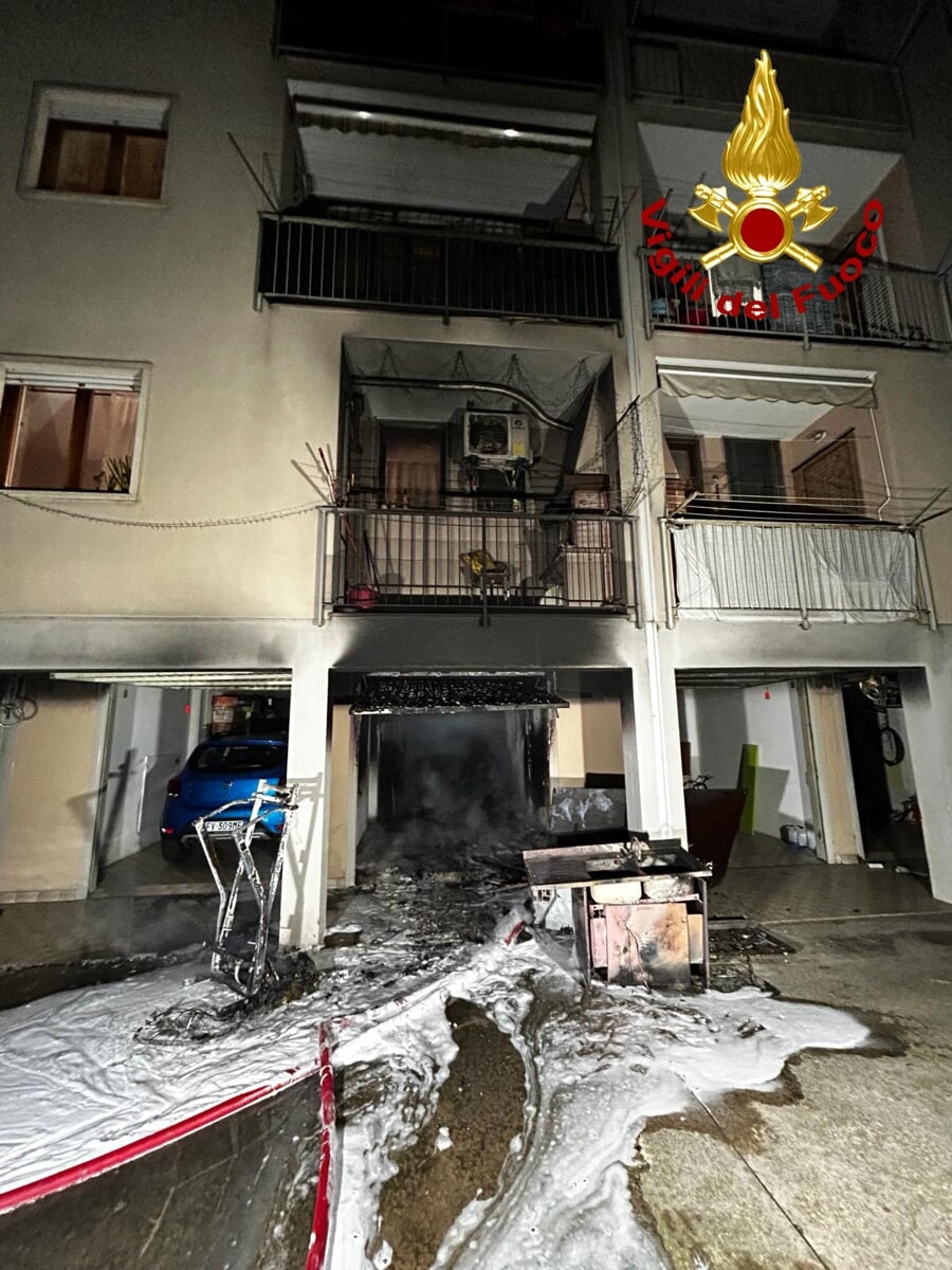 Garage in fiamme, evacuato il condominio