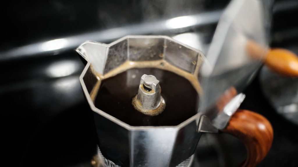 Spaccano i mobili durante una lite scaturita su come fare il caffè, interviene la polizia