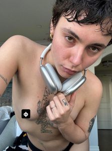 Madame si mette a nudo e scatena i social