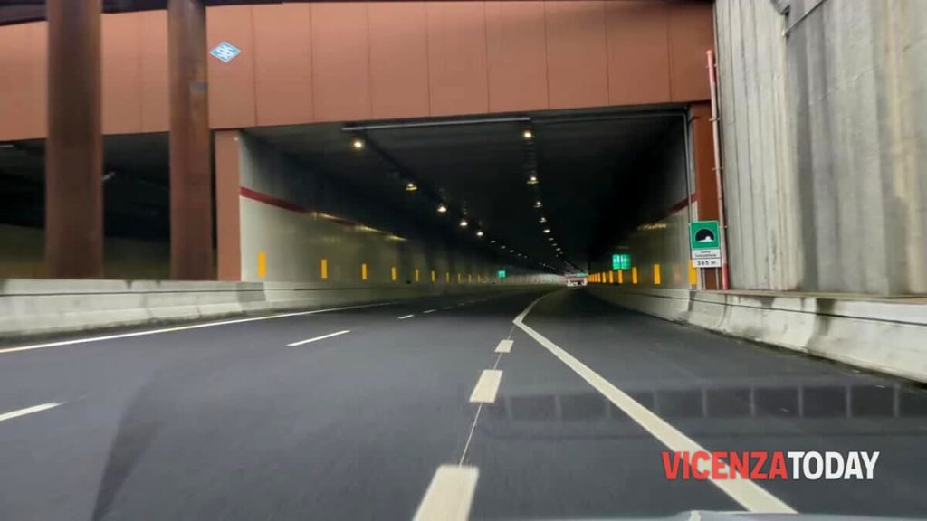 VIDEO | Causa pioggia interdetta una corsia del tunnel Spv