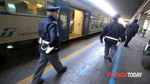 Sale in treno senza biglietto con una bicicletta rubata a Schio: giovane fermato e denunciato dalla polizia