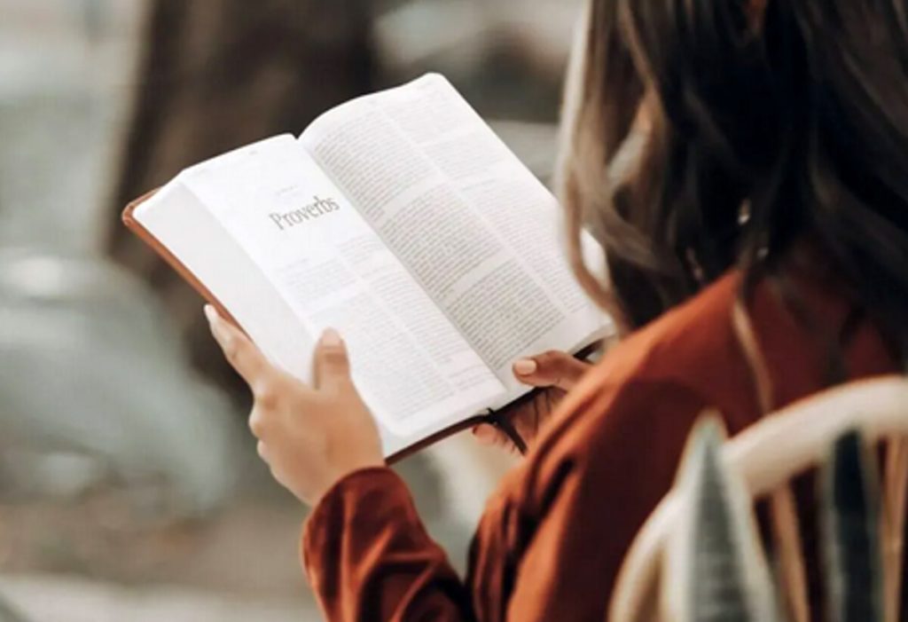 Lei perde la vista, il piccolo condomino le legge i libri