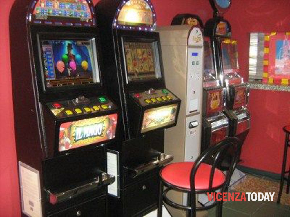 Slot machine accese in orari non consenti, maxi multe a quattro locali