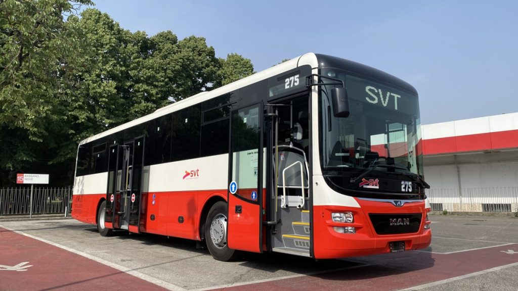 Lite sull'autobus per 80 centesimi, donna aggredisce i poliziotti intervenuti: denunciata