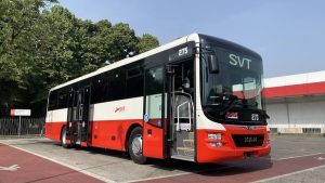 Lite sull'autobus per 80 centesimi, donna aggredisce i poliziotti intervenuti: denunciata