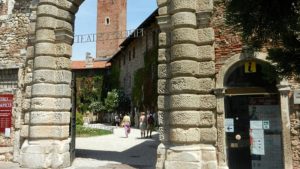 Una raccolta fondi per salvare le mura del Teatro Olimpico