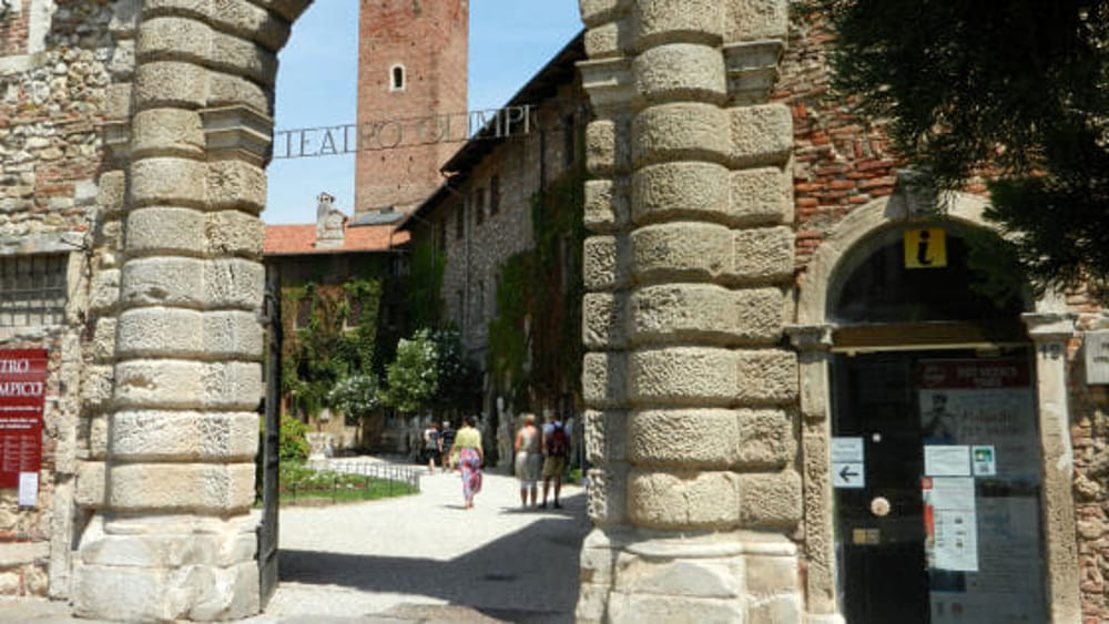 Una raccolta fondi per salvare le mura del Teatro Olimpico