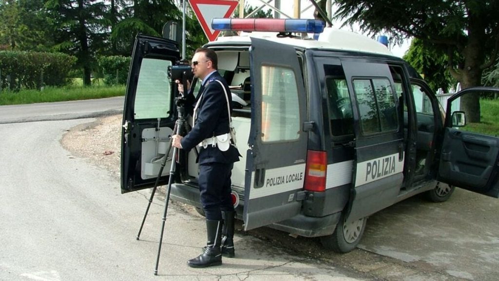 Sfreccia a 100 km/h in centro abitato, automobilista beccato dal telelaser
