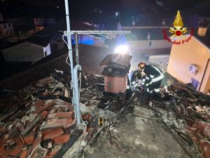 Fiamme dal tetto, i vigili del fuoco salvano la copertura